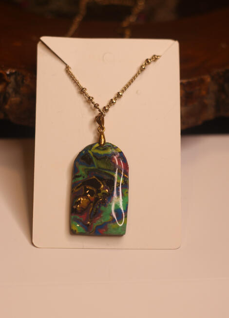 KF0007 ...15 € Kette mit enigmatischem Anhänger aus Ton