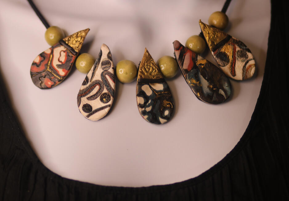 KF0012 ...30 € Set Statement Kette + Ohrringe aus Ton.