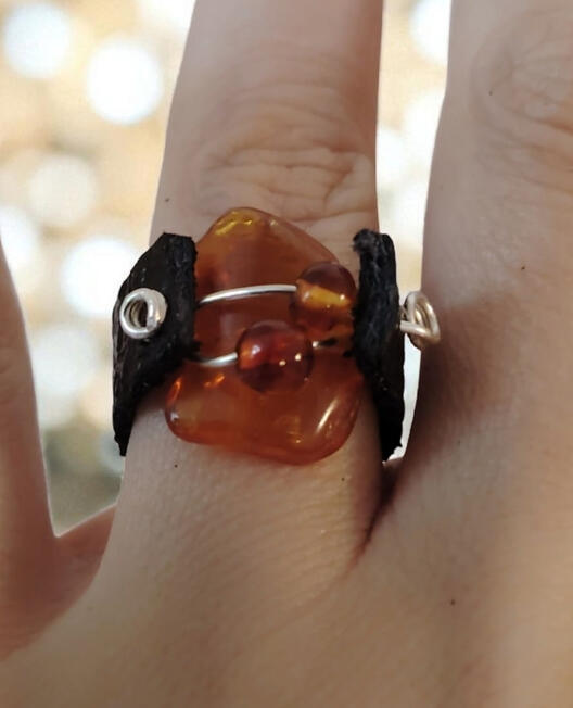 RE0006....25 € Ring aus echtem Bernstein und Leder