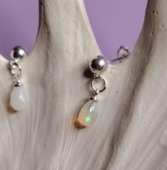 KE0020 ....35 € Silber Ohrringe mit kleinen Tropfen aus Äthiopischem Welo-Opal