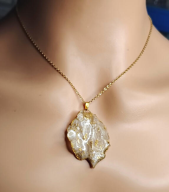 KP0008 ....20 € Kette mit evhtem Blumenblatt Im Harz